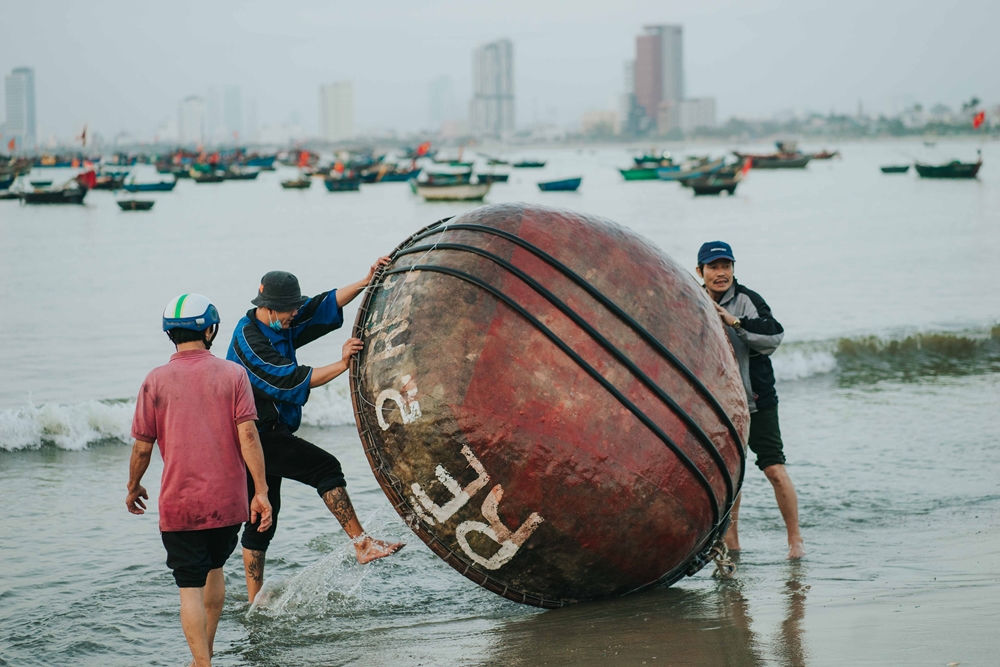 Ngư dân vệ sinh lại ghe để chuẩn bị cho chuyến đi biển tiếp theo.